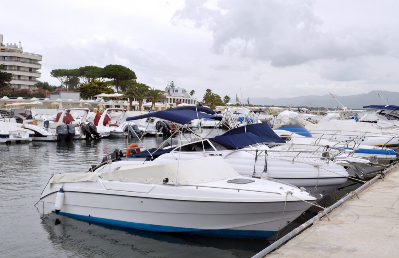 Acquisition de neuf (09) barques en fibres de verre